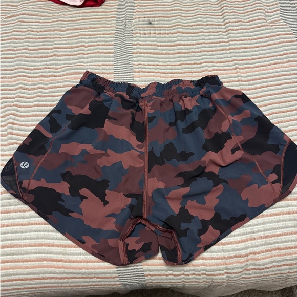 Lululemon Hotty hot shorts size 4: like new condition - Picture 2 of 2